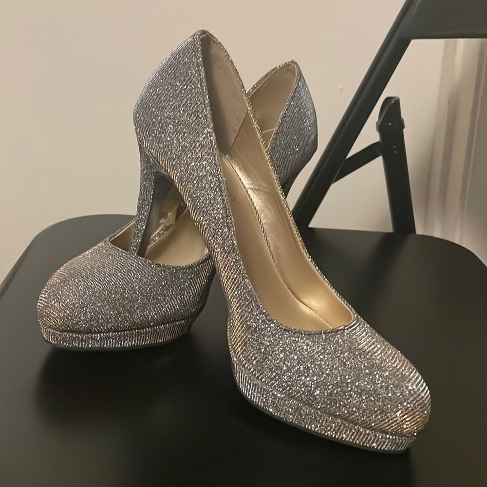 Fioni glitter gold shoe. Size 8.5, never worn